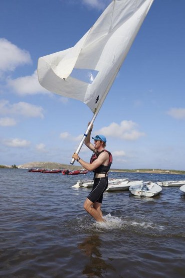 Duncan Jamason (18), Segellehrer und australisches Segeltalent im Laser, Segel- und Windsurfcenter Minorca Sailing, Bucht von Fornells, Fornells, Insel Menorca, Balearen, Spanien