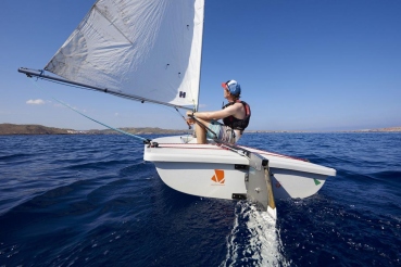 Duncan Jamason (18), Segellehrer und australisches Segeltalent im Laser, Segel- und Windsurfcenter Minorca Sailing, Bucht von Fornells, Fornells, Insel Menorca, Balearen, Spanien