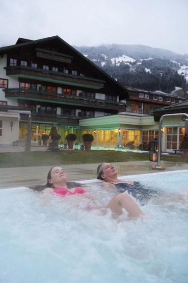 Aussenschwimmbecken, Winter, Mutter und Tochter, Schnee, Hotel Theresa, Zell am Ziller, Zillertal, Tirol, Oesterreich