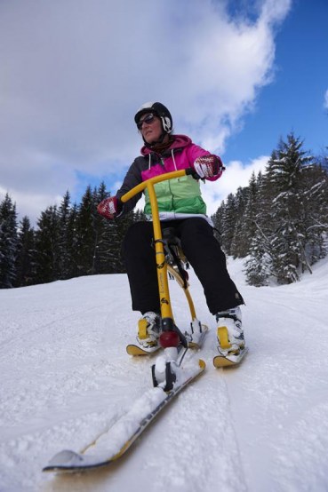 Snowbike, Frau mit Helm auf Snowbike, Piste, Schnee, Berge, verschneite Baeume, bei Rosenalm, Zillertalarena, Zillertal, Tirol, Oesterreich