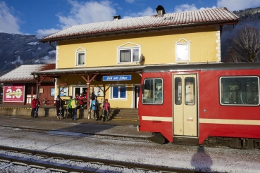 Bahnhof Ort Zell am Ziller, Schmalspurbahn, Zillertalbahn, Skifahrer, Bahnfahrer, Eisenbahn, Zillertal, Tirol, Oesterreich